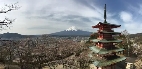 富士山與忠靈塔，日本 eSIM 旅遊上網示意