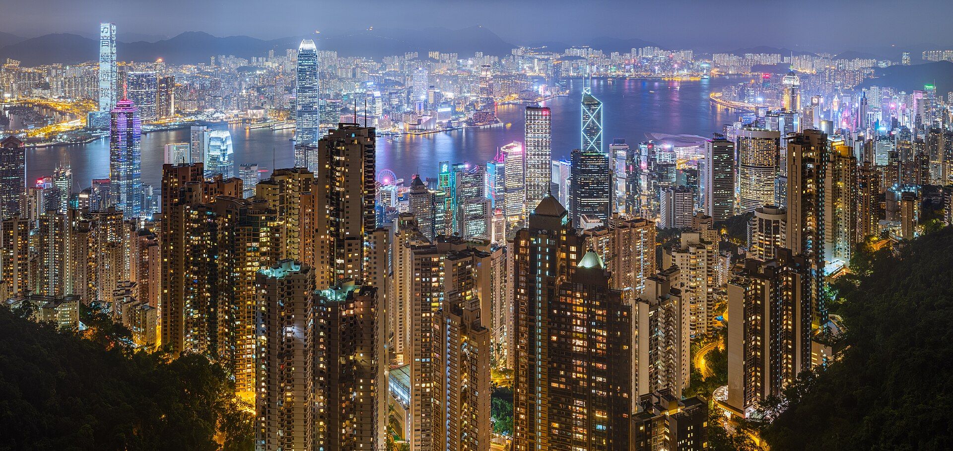 維多利亞港夜景，港島天際線燈火倒映在海面