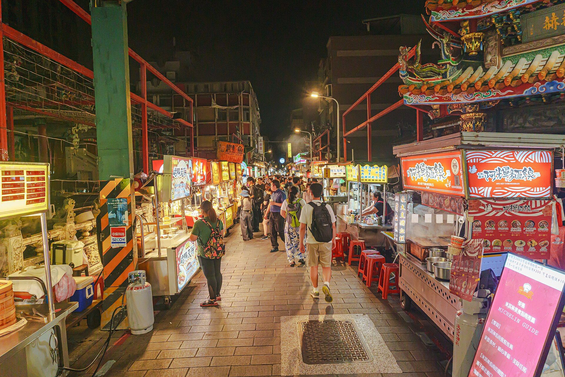 夜市攤位前的人群與招牌燈光