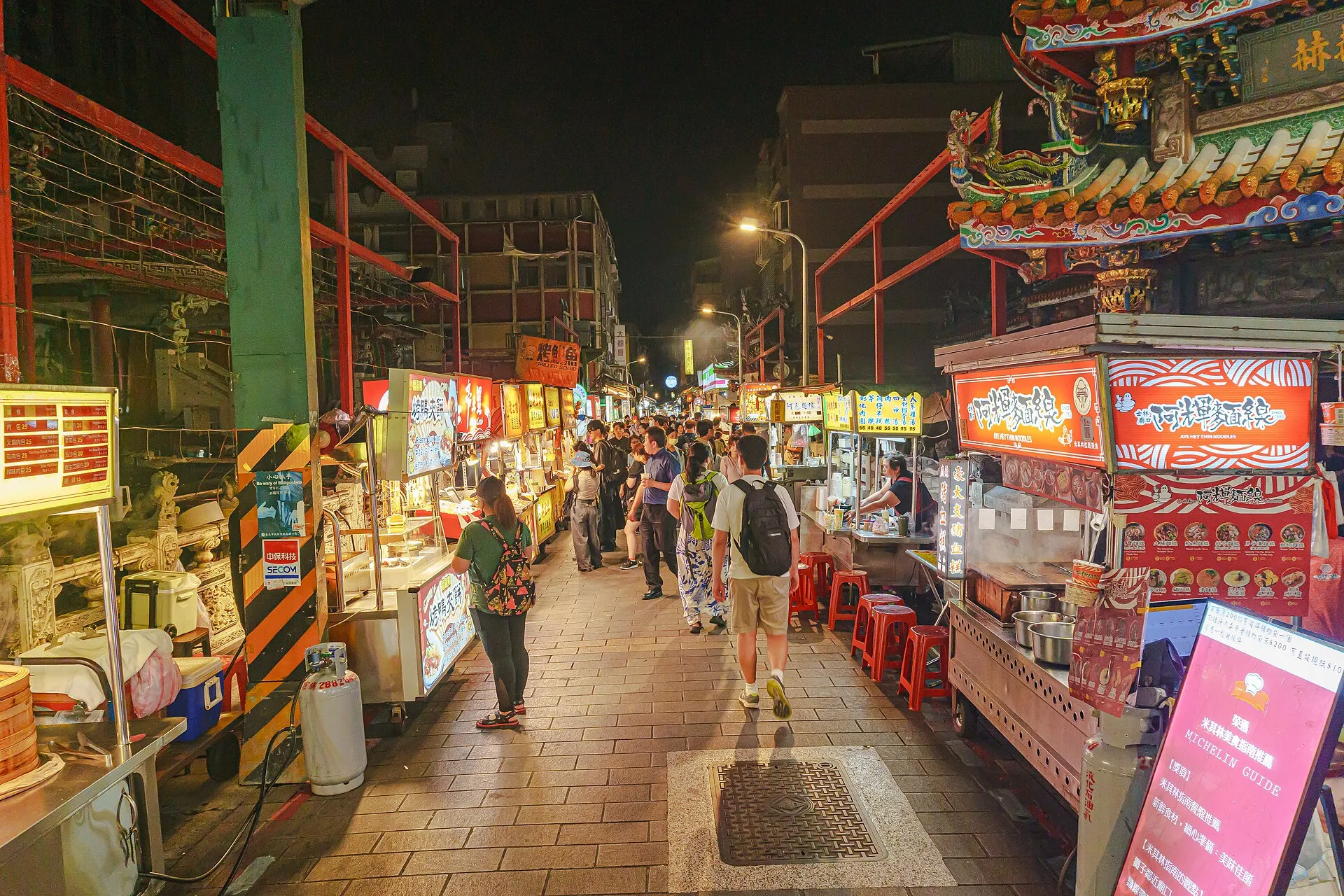 台北士林夜市人潮與攤販招牌