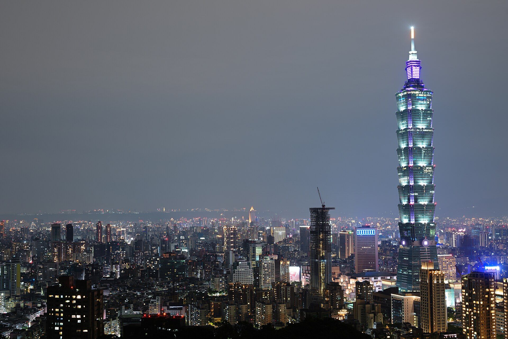 台北 101 與信義區夜景，燈光映照城市天際線