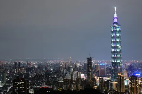 台北 101 與信義區夜景，燈光映照城市天際線