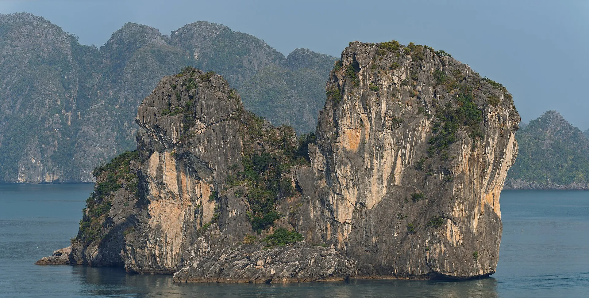 越南下龍灣的遊船與石灰岩島